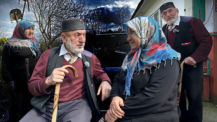 Adem Dededen 55 Yıllık Hayat Arkadaşına G&uuml;l&uuml;mseten S&uuml;rpriz