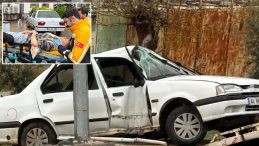 Adıyaman&rsquo;da feci kaza! Otomobil elektrik direğine ok gibi saplandı: Yaralılar var!