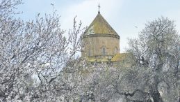 Akdamar&rsquo;a bahar geldi