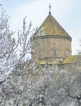 Akdamar&rsquo;a bahar geldi