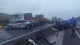 Aksaray&rsquo;da yolcu otob&uuml;s&uuml; kontrolden &ccedil;ıktı: 10 araca &ccedil;arparak durabildi!