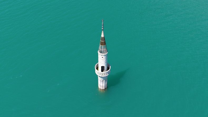 Alak&ouml;pr&uuml; Barajı'nda doluluk oranı y&uuml;zde 99'a ulaştı! Eski mahalleden geriye sadece minare kaldı