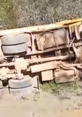 Alanya'da Şarampole Devrilen Kamyonun S&uuml;r&uuml;c&uuml;s&uuml; &Ouml;ld&uuml;