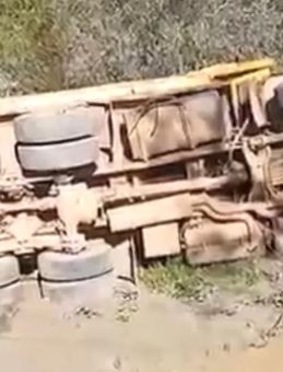 Alanya'da Şarampole Devrilen Kamyonun S&uuml;r&uuml;c&uuml;s&uuml; &Ouml;ld&uuml;