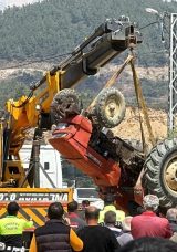 Alanya&rsquo;da bah&ccedil;eye devrilen trakt&ouml;r s&uuml;r&uuml;c&uuml;s&uuml; &ouml;ld&uuml;