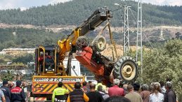 Alanya&rsquo;da bah&ccedil;eye devrilen trakt&ouml;r s&uuml;r&uuml;c&uuml;s&uuml; &ouml;ld&uuml;