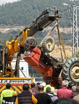 Alanya&rsquo;da bah&ccedil;eye devrilen trakt&ouml;r s&uuml;r&uuml;c&uuml;s&uuml; &ouml;ld&uuml;