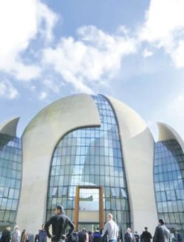 Almanya&rsquo;da Kiliseler Kapanıyor, Yeni Camiler A&ccedil;ılıyor