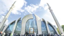 Almanya&rsquo;da Kiliseler Kapanıyor, Yeni Camiler A&ccedil;ılıyor