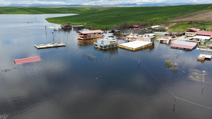 Ambar Barajı&rsquo;nın kapakları a&ccedil;ıldı, boşaltılan 10 ev su altında kaldı