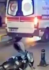 Ambulans ile motosiklet &ccedil;arpıştı, motosikletin s&uuml;r&uuml;c&uuml;s&uuml; hayatını kaybetti