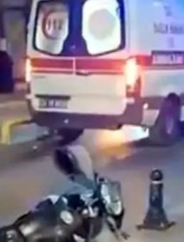 Ambulans ile motosiklet &ccedil;arpıştı, motosikletin s&uuml;r&uuml;c&uuml;s&uuml; hayatını kaybetti