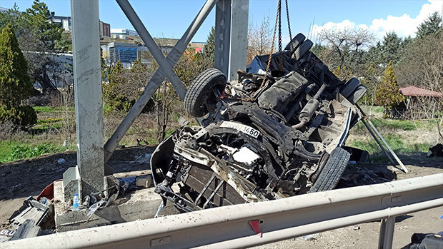 Ankara'dan korkunç görüntüler! Otobüs üst geçide çarptı: 5 kişi hayatını kaybetti