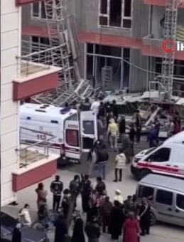 Ankara&rsquo;da inşaat iskelesi &ccedil;&ouml;kt&uuml;: 3 iş&ccedil;i yaralandı