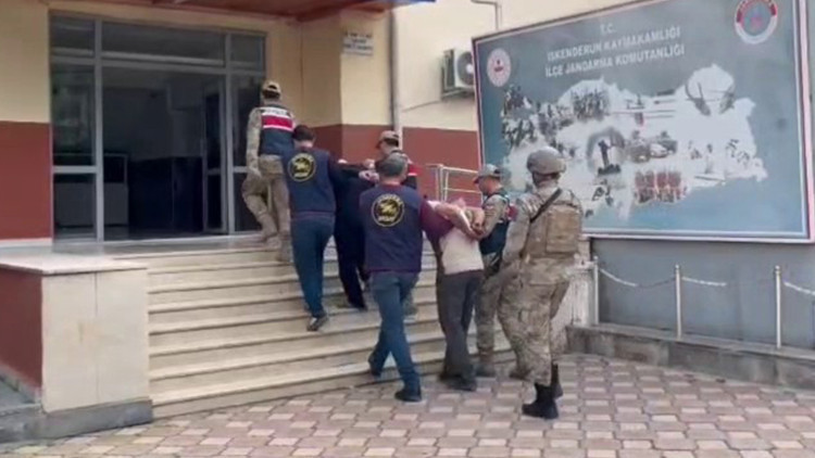 Anne ile oğlu &ouml;l&uuml; bulundu! Valilikten a&ccedil;ıklama: 2 ş&uuml;pheli tutuklandı