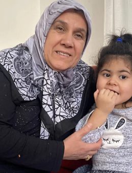 Annesi Koronavirüsten Ölen Küçük Kızın Yeni Ailesi Oldular