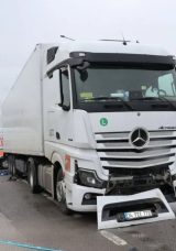 Annesini kucağından fırlayan 10 aylık bebek TIR'ın altında can verdi