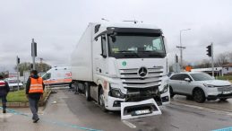 Annesini kucağından fırlayan 10 aylık bebek TIR'ın altında can verdi
