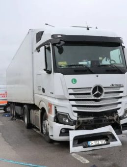 Annesini kucağından fırlayan 10 aylık bebek TIR'ın altında can verdi