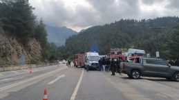 Antalya-Isparta Karayolunda Trafik Kazası: &Ouml;l&uuml; Sayısı 8&rsquo;e &Ccedil;ıktı