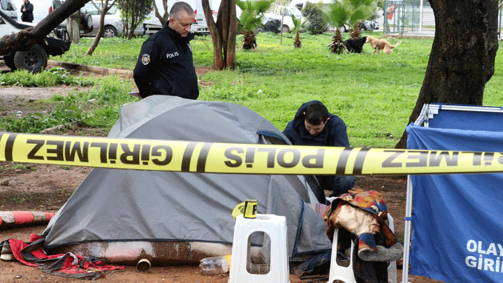 Antalya'da 2 aydır parktaki &ccedil;adırda kalıyordu! Cansız bedeni bulundu