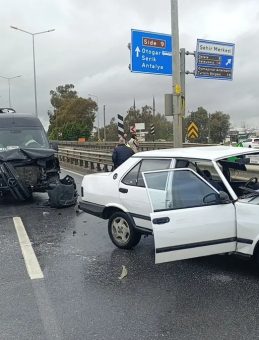 Antalya'da Akılalmaz Kaza Kamerada: Otomobilden B&ouml;yle U&ccedil;tu!