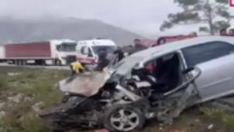 Antalya'da Kaza: TIR ve Otomobil &Ccedil;arpıştı! 2 Yaralı