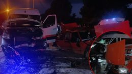 Antalya'da Tur Minib&uuml;s&uuml; ile Otomobil &Ccedil;arpıştı: 4 Yaralı
