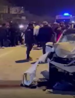 Antalya&rsquo;da Can Pazarı! Feci Kazada Ara&ccedil; İkiye Ayrıldı: &Ouml;l&uuml; ve Yaralılar Var!