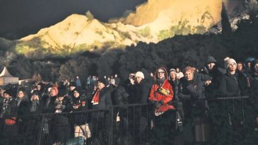 Anzaklar Gelibolu&rsquo;da atalarını andı