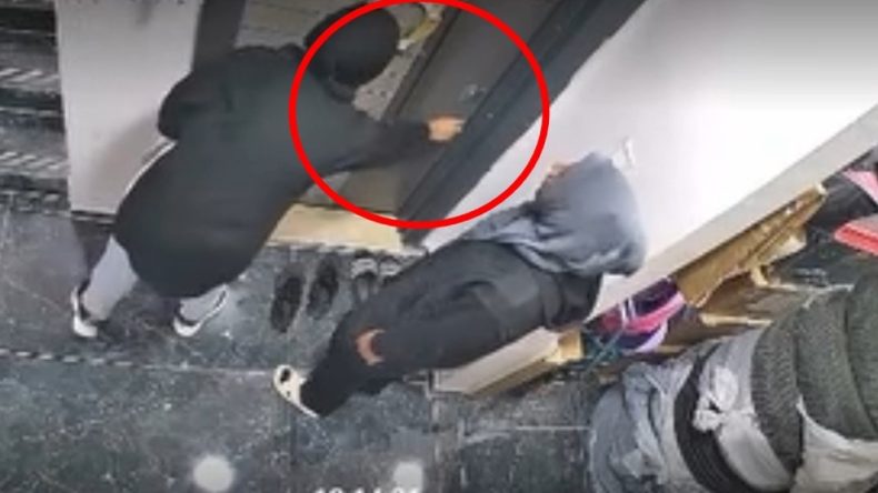 Apartmanda tuhaf olay: Ayakkabıyı kokladı, kartla kapıyı a&ccedil;maya &ccedil;alıştı