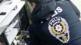Ara&ccedil; satın almak isteyen vatandaşı &lsquo;sazan&rsquo;lıktan polis kurtardı