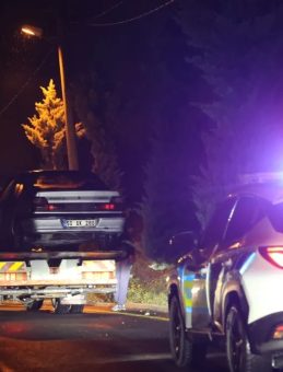 Aracını ve arkadaşını bırakıp firar etti! 205 bin lira cezadan ka&ccedil;amadı