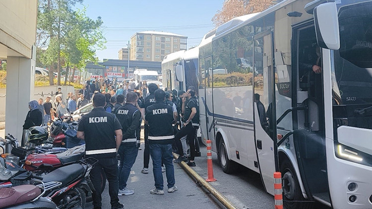 Aralarında eski başkan da var! Belediyeye y&ouml;nelik operasyonda 46 ş&uuml;pheli adliyeye sevk edildi