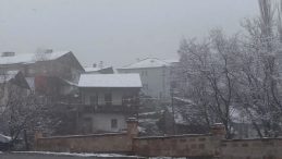 Ardahan'da kar s&uuml;prizi: Beyaz &ouml;rt&uuml;y&uuml; g&ouml;renler g&ouml;zlerine inanamadı!