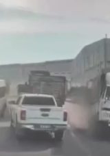 Arnavutk&ouml;y'de Korkutan Kaza Kamerada: Okul Servisi ile Kamyonet Kafa Kafaya &Ccedil;arpıştı!