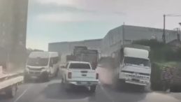 Arnavutk&ouml;y'de Korkutan Kaza Kamerada: Okul Servisi ile Kamyonet Kafa Kafaya &Ccedil;arpıştı!