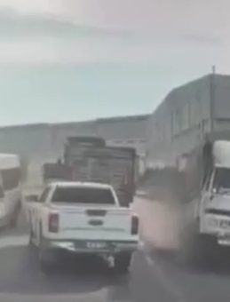 Arnavutk&ouml;y'de Korkutan Kaza Kamerada: Okul Servisi ile Kamyonet Kafa Kafaya &Ccedil;arpıştı!