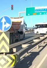Arnavutk&ouml;y&rsquo;de Kırmızı Işıkta Ge&ccedil;en Hafriyat Kamyonu Servis Aracına &Ccedil;arptı: 1 Yaralı