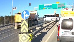 Arnavutk&ouml;y&rsquo;de Kırmızı Işıkta Ge&ccedil;en Hafriyat Kamyonu Servis Aracına &Ccedil;arptı: 1 Yaralı