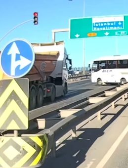 Arnavutk&ouml;y&rsquo;de Kırmızı Işıkta Ge&ccedil;en Hafriyat Kamyonu Servis Aracına &Ccedil;arptı: 1 Yaralı