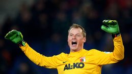 Arsenal'in eski kalecisi Manninger aracına tren &ccedil;arpması sonucu hayatını kaybetti