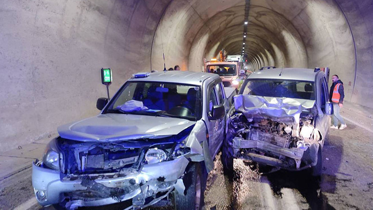 Artvin&rsquo;de hafif ticari ara&ccedil; ile kamyonet &ccedil;arpıştı: 7 yaralı