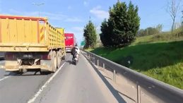 Ataşehir TEM Otoyolu'nda dehşet anları! Motosiklette sa&ccedil; sa&ccedil;a baş başa kavga &ouml;l&uuml;mle bitiyordu: O anlar kamera kaydında&hellip;
