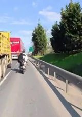 Ataşehir TEM Otoyolu'nda dehşet anları! Motosiklette sa&ccedil; sa&ccedil;a baş başa kavga &ouml;l&uuml;mle bitiyordu: O anlar kamera kaydında&hellip;