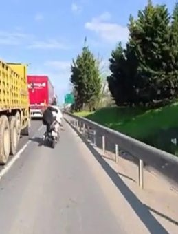 Ataşehir TEM Otoyolu'nda dehşet anları! Motosiklette sa&ccedil; sa&ccedil;a baş başa kavga &ouml;l&uuml;mle bitiyordu: O anlar kamera kaydında&hellip;