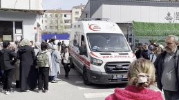 Ataşehir'de Bir Ortaokulda Zehirlenme İddiası: &Ccedil;ok Sayıda &Ouml;ğrenci Hastaneye Kaldırıldı