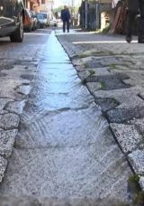 Ataşehir&rsquo;de şebeke suyunu taşıyan boru patladı; 1 haftadır akıyor parası bizden &ccedil;ıkıyor
