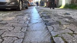 Ataşehir&rsquo;de şebeke suyunu taşıyan boru patladı; 1 haftadır akıyor parası bizden &ccedil;ıkıyor