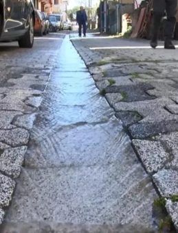 Ataşehir&rsquo;de şebeke suyunu taşıyan boru patladı; 1 haftadır akıyor parası bizden &ccedil;ıkıyor